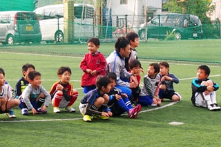 サッカーをする子供たちの写真